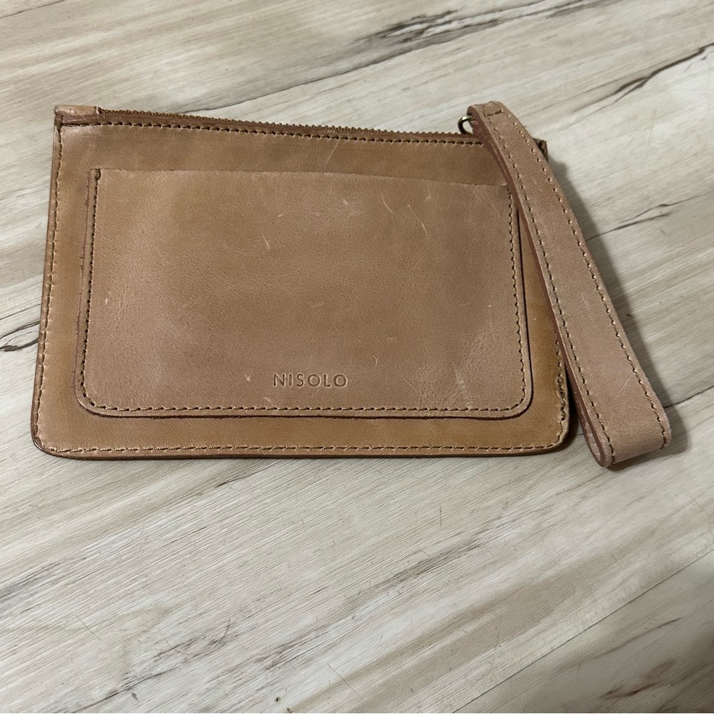 Nisoloโ Go-To Leather Wristlet in Almond